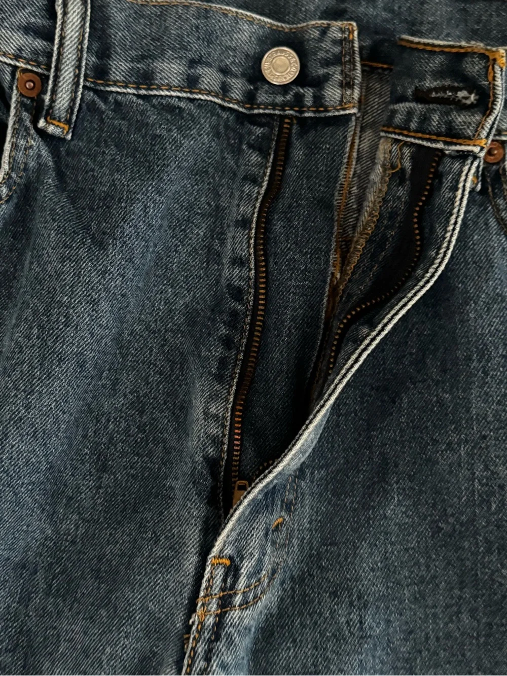 Classic Men's Medium Blue Levis 550 Jeans